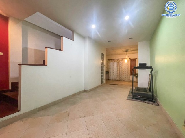 ทาวน์เฮ้าส์มือสองย่านนนทบุรี ม.สรานนท์ ติวานนท์-ปากเกร็ด เนื้อที่ 16 ตร.ว. ฟังก์ชัน 3 ห้องนอน 2 ห้องน้ำ 1 ที่จอดรถ บ้านดีในโครงการสุดยูนีค! บนทำเลติดถนนติวานนท์ ใกล้เซ็นทรัลแจ้งวัฒนะ และรถไฟฟ้าสายสีชมพู "สถานีแยกปากเกร็ด"